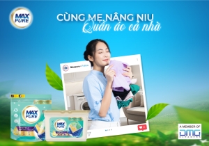 Cùng mẹ nâng niu quần áo đẹp cả nhà