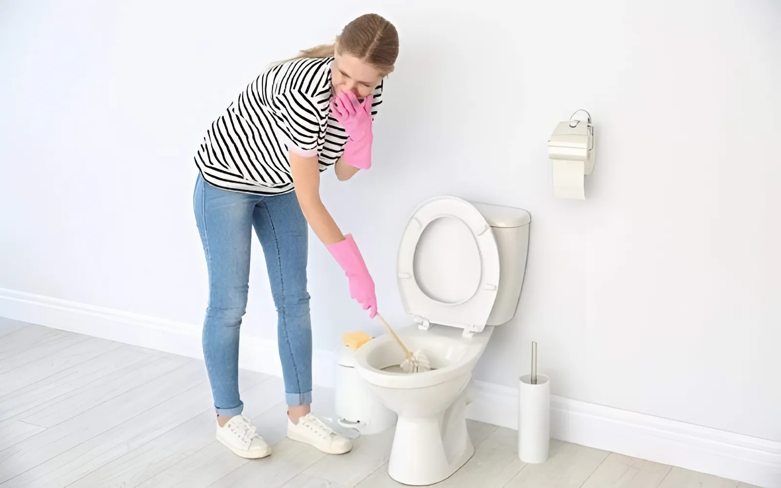 Dấu hiệu thứ nhất - Bồn cầu có mùi hôi khó chịu